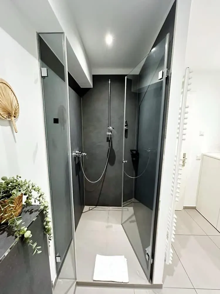 Spacious Apartment For 12 In Amburgo