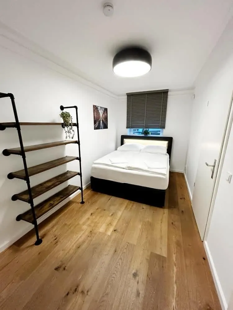 Spacious Apartment For 12 In Amburgo