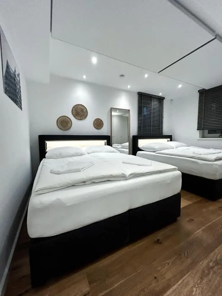 Spacious Apartment For 12 In Amburgo