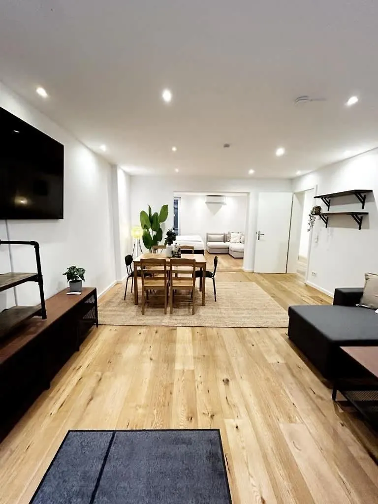 Spacious Apartment For 12 In Amburgo